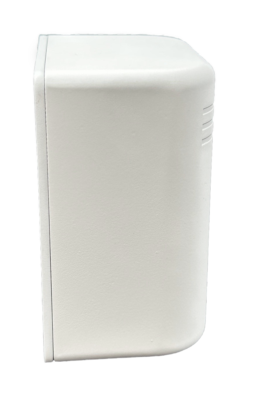 Wireless EnOcean Sensor EnoSense DESK im glänzend weissen Gehäuse, seitlich von oben, mit montierter Frontblende für den PIR